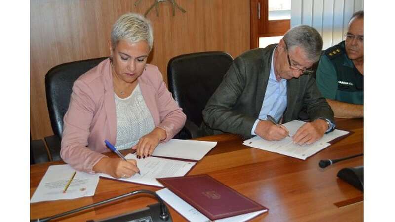 Momento de la firma del convenio por la alcaldesa de Ingenio (Foto TA)